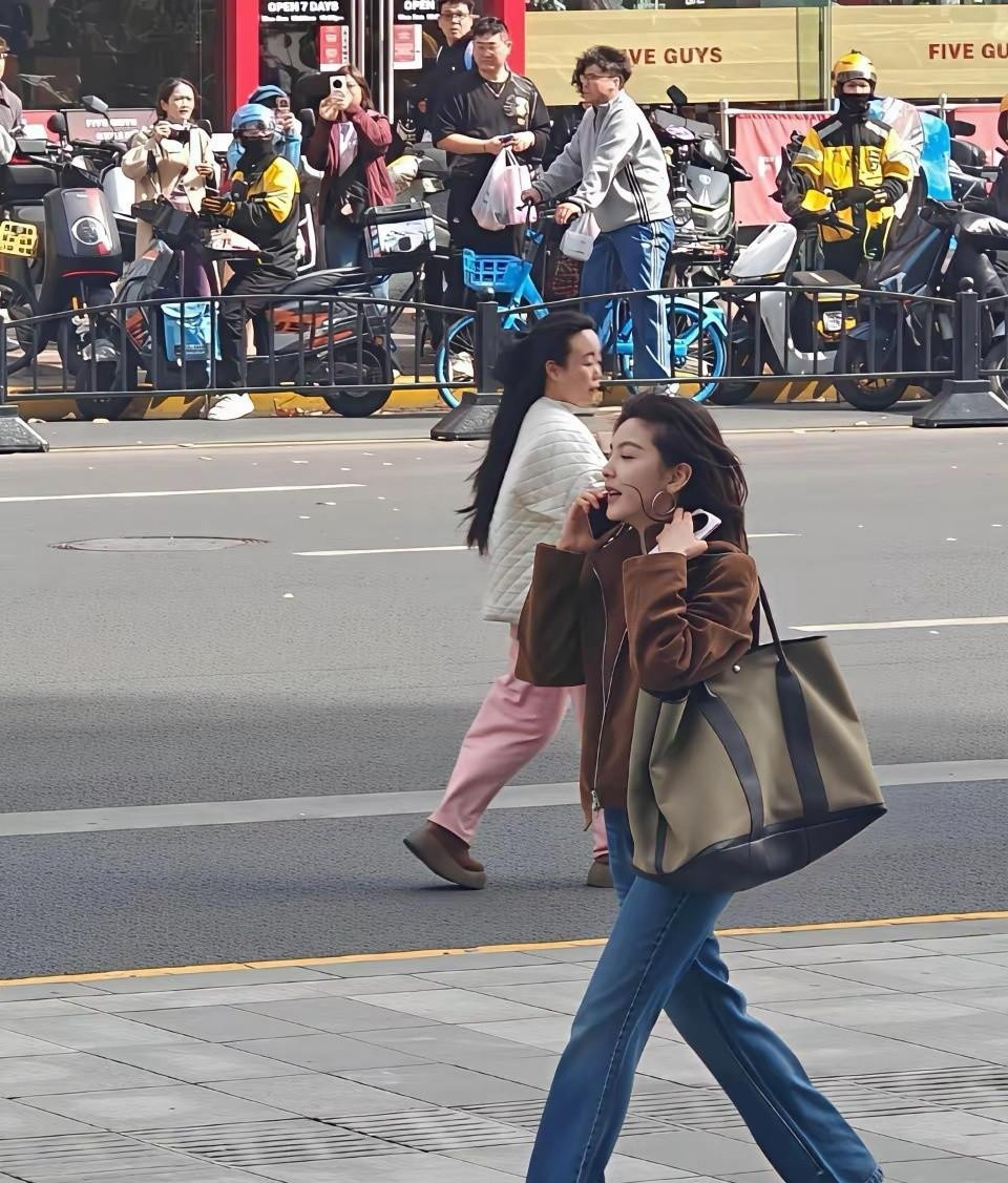偶遇章若楠就懂了，明星的淡颜在现实中冲击多大