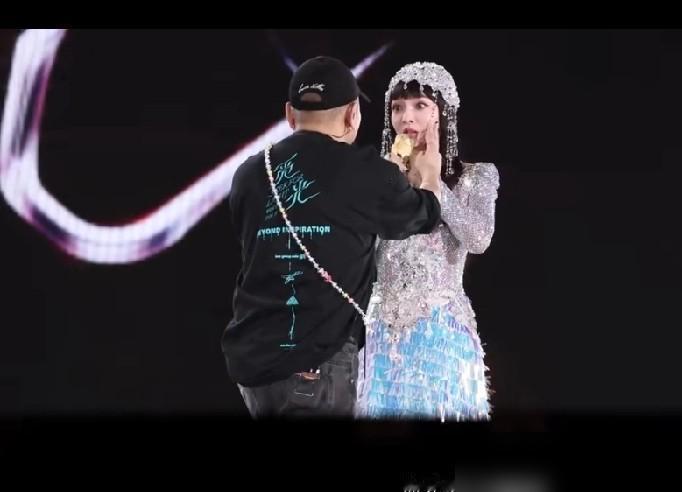 就在全场以为她要“开除”造型师时，张韶涵突然把话筒塞到对方手里：“来，你自己说。