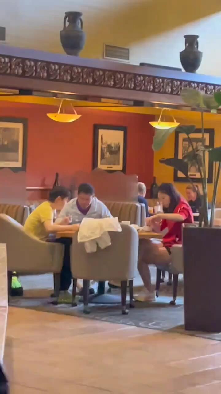 孙颖莎吃完早饭，黄色上衣和黑色短裤，大浴巾拿着防晒，阳光明媚的一天！莎莎和邱贻
