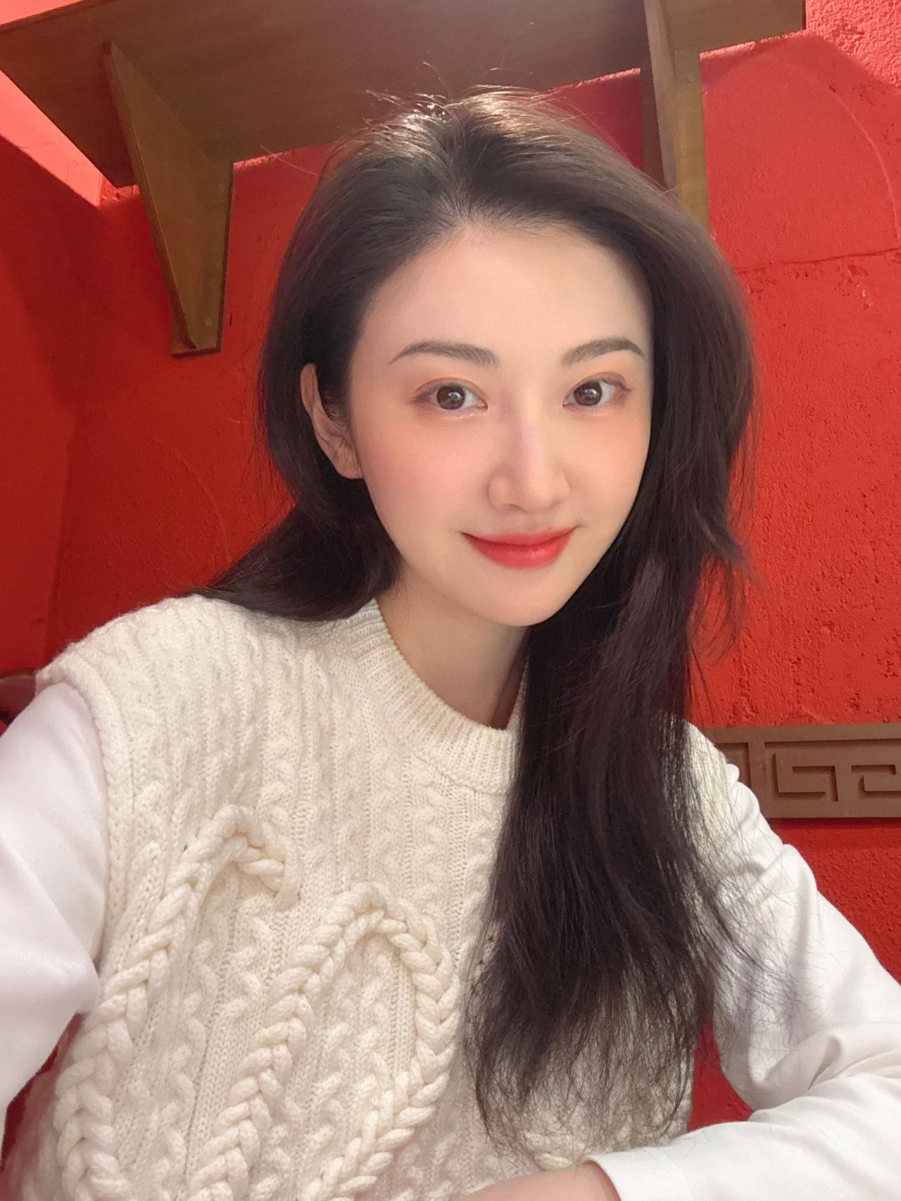 孙宇晨的前女友曾颖，长得太像景甜了吧。所以孙宇晨是不是有点执念？十九年前人人网上