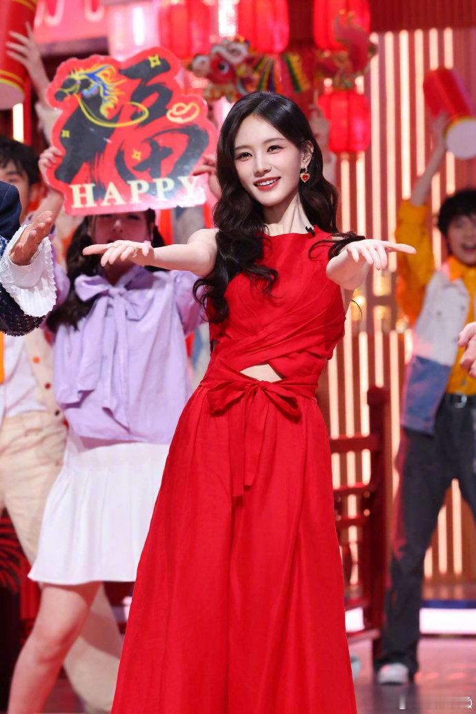 李一桐这照片也太美了颜值与气质双在线！松弛又灵动，自带柔光滤镜，抓拍都这么绝谁