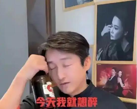 邹市明最近一段直播带货视频引起了不少讨论：直播间同时在线有2000多人，售价5元