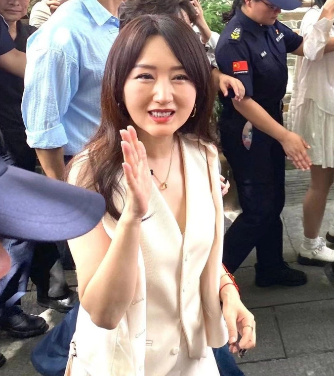 让人相信不了她们的形象差别会这么大？杨钰莹脸有一点发腮了，但整体形象还那么好，完