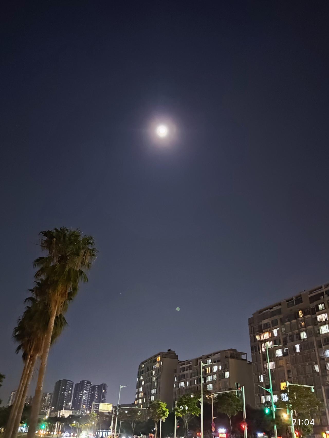 据说今晚的月亮是2025年满月中与地球最接近的一次！我随手拍了几张，黑蓝黑蓝的