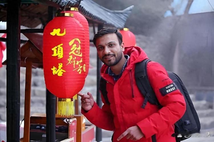 如今越来越多外国游客到访中国，早已告别走马观花式打卡。从秀美山河、烟火市井到便捷