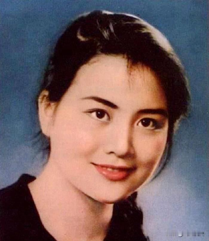 洪晃在自传《我的非正常生活》里，专门写下对继母朱一锦的评价，直言这位《五朵金花》