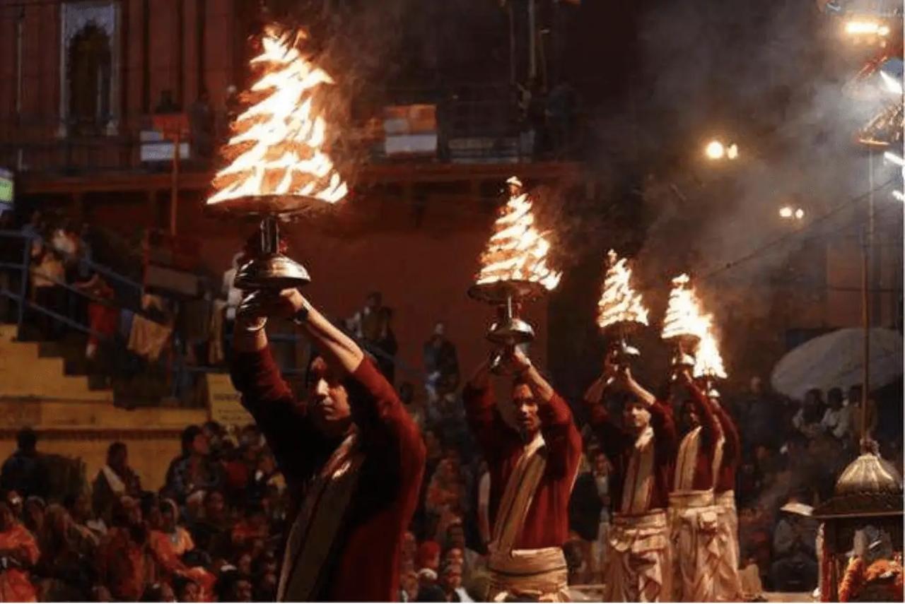 公元843年，唐武宗下了一道密令：杀光全国摩尼教徒。但杀法很特别——先给他们剃光