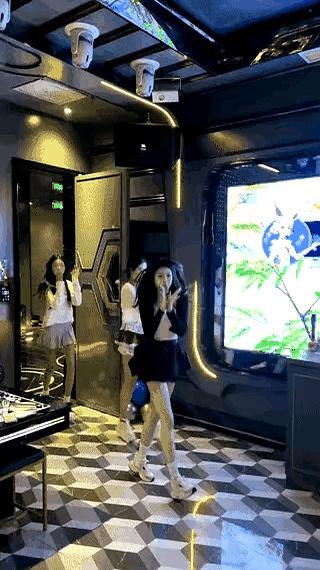本来还挺淡定，结果一看“熟人”来了，立马扭头就跑，动作快得像怕被点名一样。说白