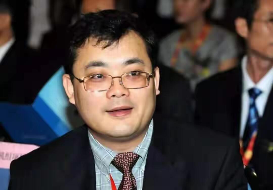 79岁的曹德旺突然宣布提前卸任，把福耀玻璃董事长的位子交给了大儿子曹晖。这个市值