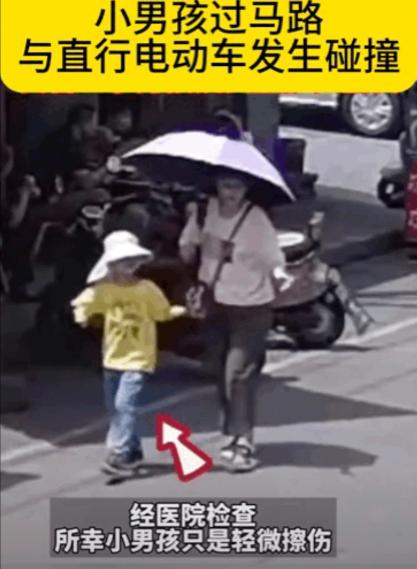 终于不是弱势群体的天下了！近日，湖北襄阳一奶奶带孩子上学，突然孩子猛的转身就往路