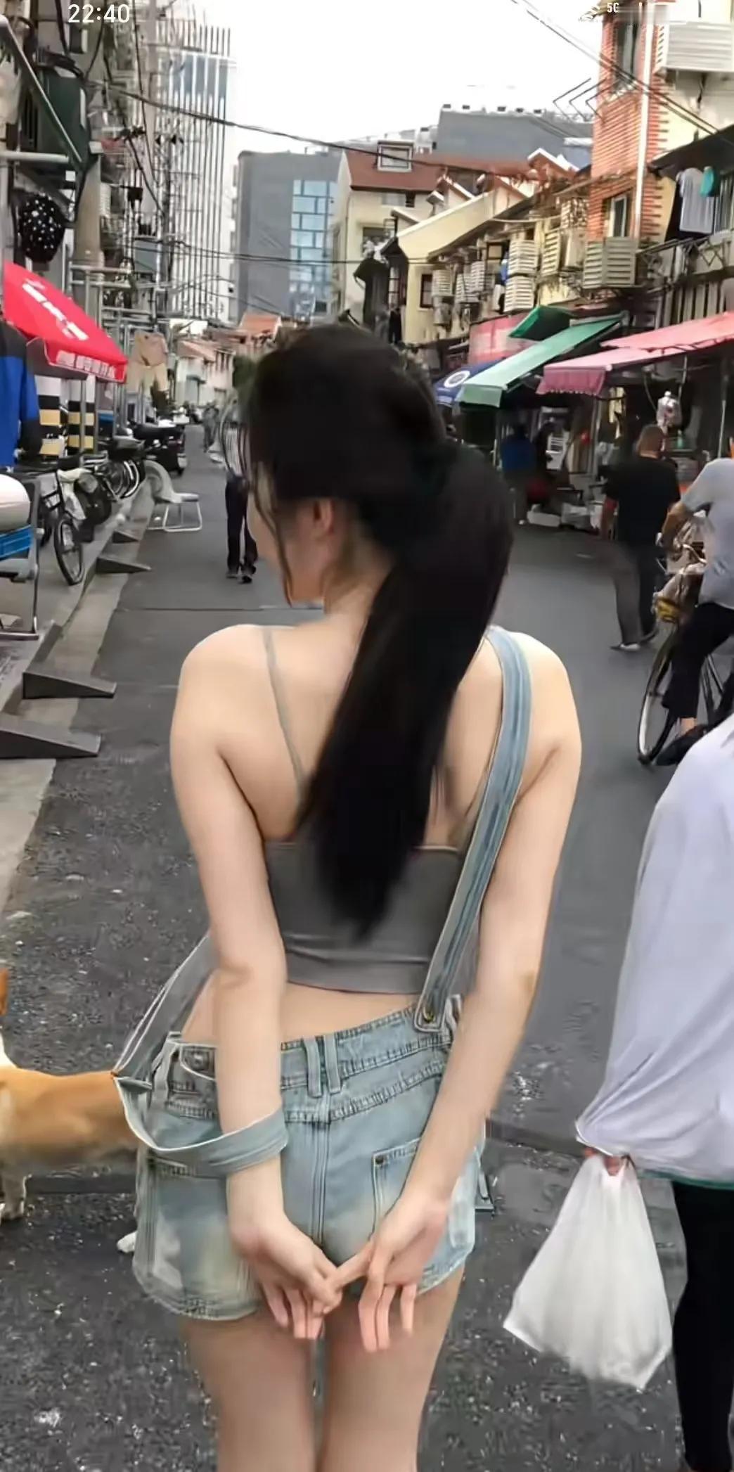 好像在哪里见过？这个背影好熟悉啊！