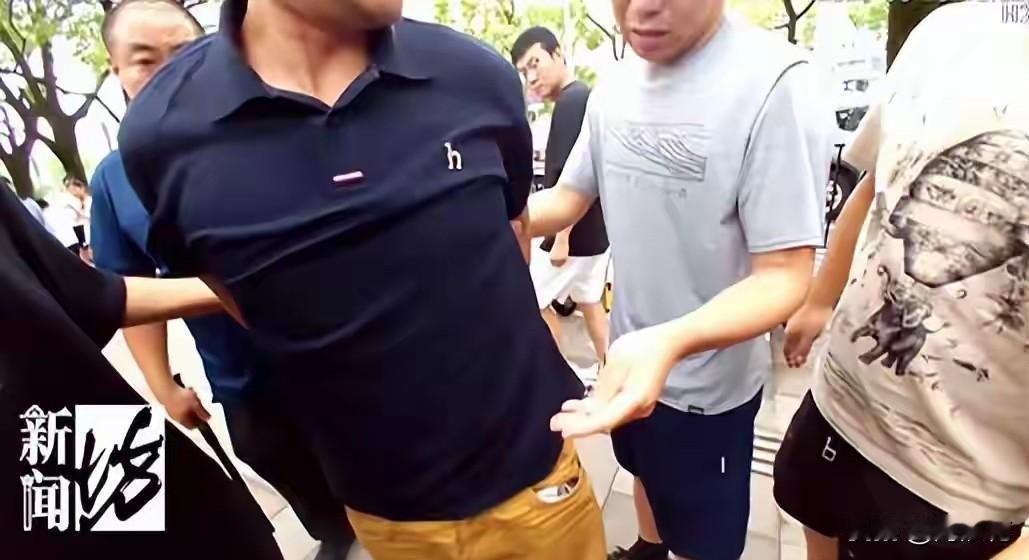 带剪刀专门偷剪孩子脖子上的金吊坠！近日，上海一家长带孩子去医院，发现孩子脖子上