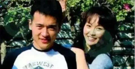 2010年，身价5000万的唐嫣和高云翔同居三年，高云翔再次求婚：“糖糖，这是我