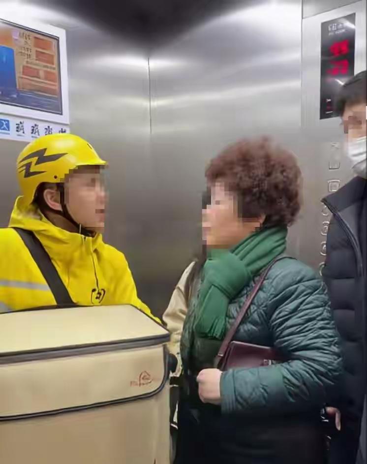 深圳外卖小哥劝插队反被扇，对方儿子甩200块羞辱，结局太解气！深圳外卖小哥