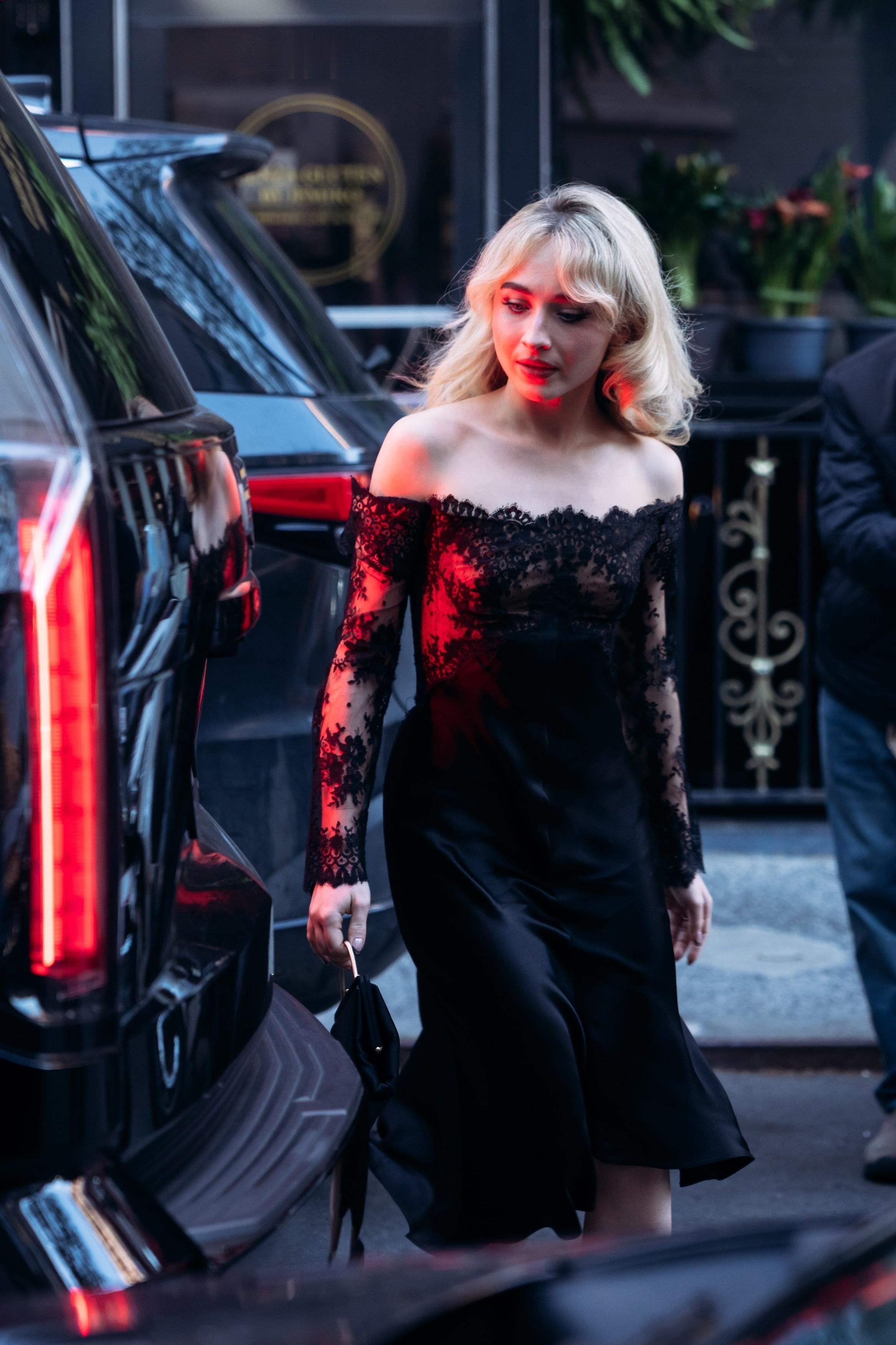 SabrinaCarpenter今早（当地时间昨晚）抵达MetGala预热