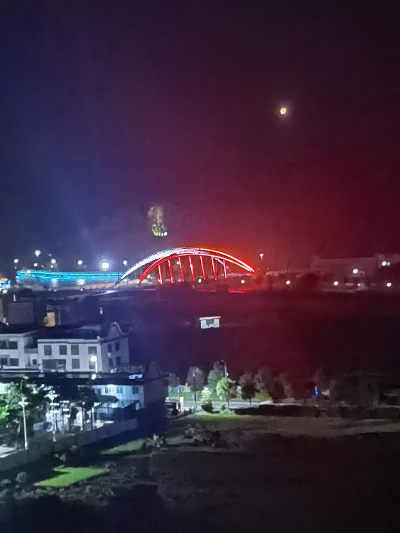 邻里之间本应和平友好相处，可要是不幸遇上这种蛮不讲理的邻居，真的让人头疼，该怎么