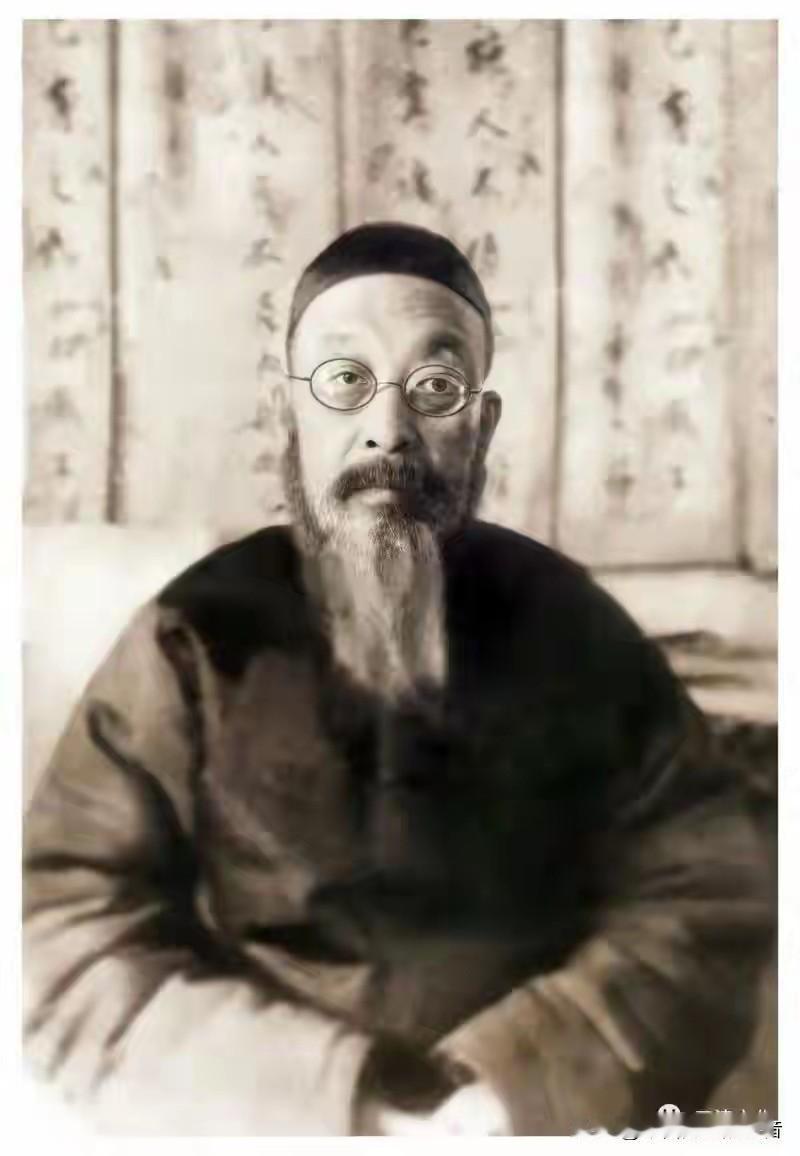 华世奎是什么人？老天津卫没有不知道的。他是清末的拔贡，在宫里当过内阁阁丞，正