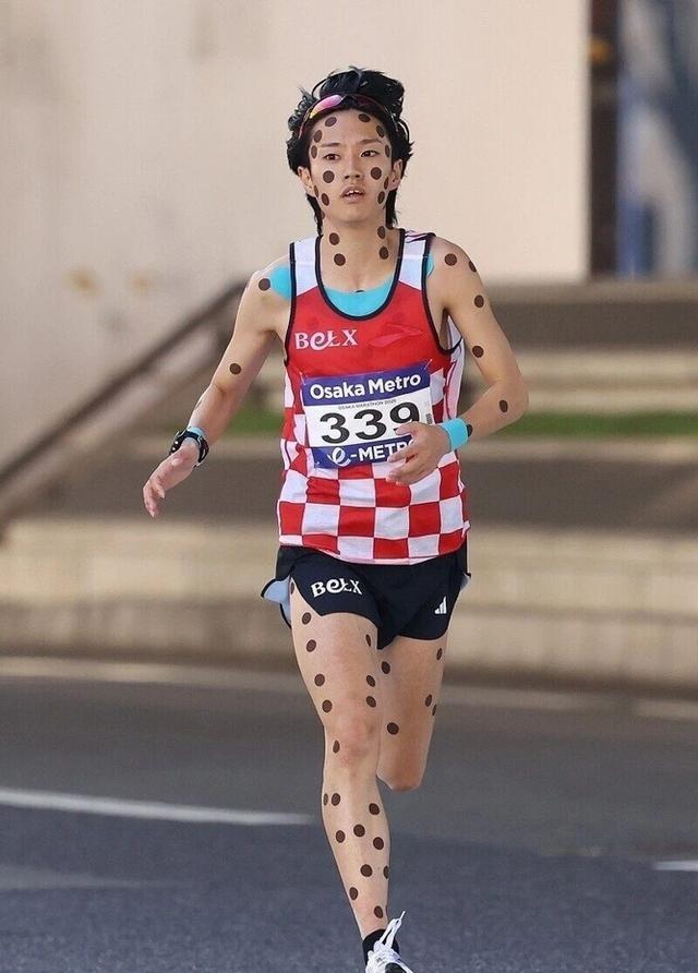 一个日本马拉松天才，用35公里的“自杀式”狂飙，把自己跑上了轮椅。吉田响出生在