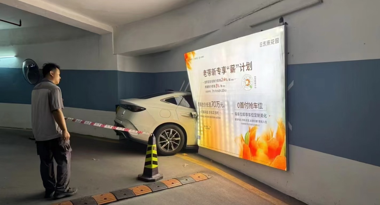 请问这司机怎么知道后面有车位的[doge]，难道雷达显示出来了？​​​