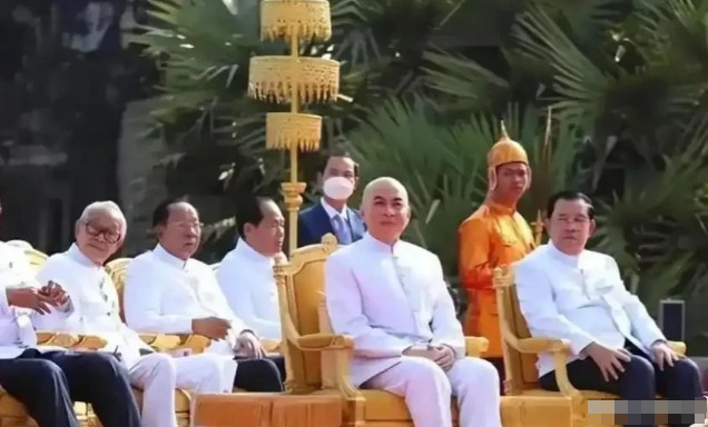 洪森在柬埔寨有多狂？他在公开场合向来不拘礼数，甚至敢与国王西哈莫尼平起平坐。每