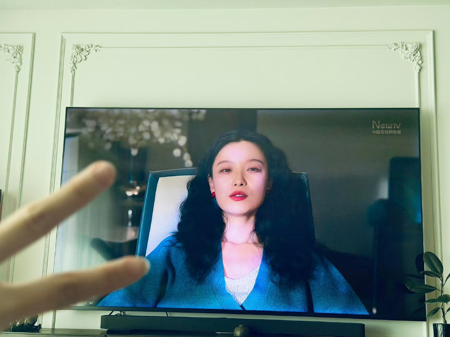 倪妮说高叶是会找镜头合拍的高叶晒出倪妮《隐身的名字》合拍，倪妮评论回复说高叶是会