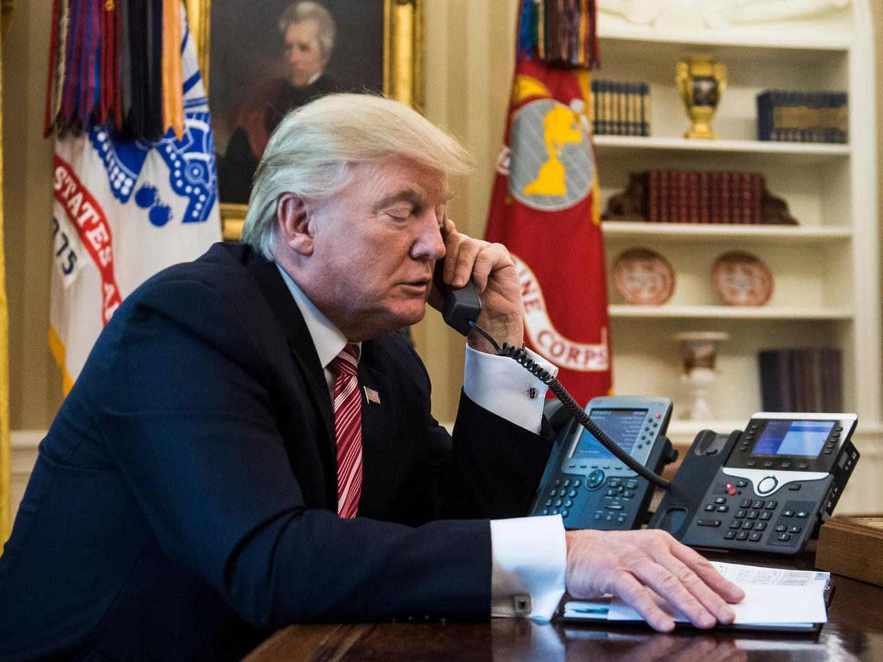 别演了，这套“胡萝卜加如意棒”的把戏，中国早就看腻了！特朗普为了访华顺利，临时抱