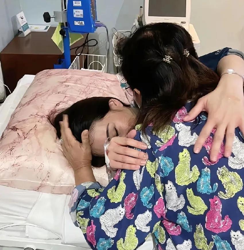被指责时没哭，被罢免时没哭，却在监狱探视完父亲后，佩通坦再也撑不下去了，急诊室内