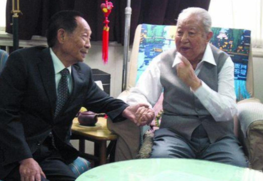 2006年，袁隆平到北京出差时，特意去看了身体欠佳的华国锋，当时华国锋不太愿见客