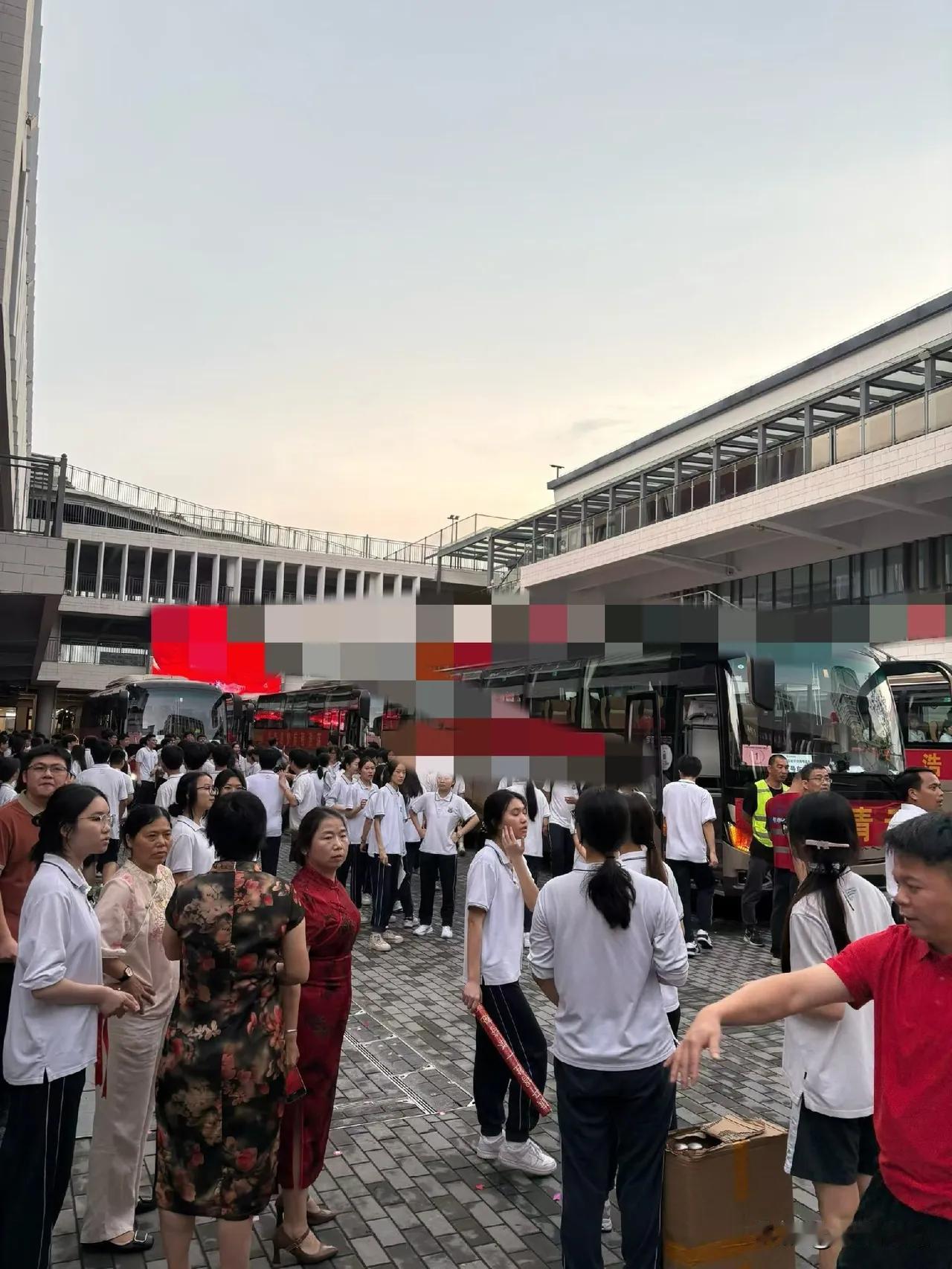 高手在考场，太搞笑了，有考生考完语文，走出考场，大声对着镜头说，我考试前玩了一天
