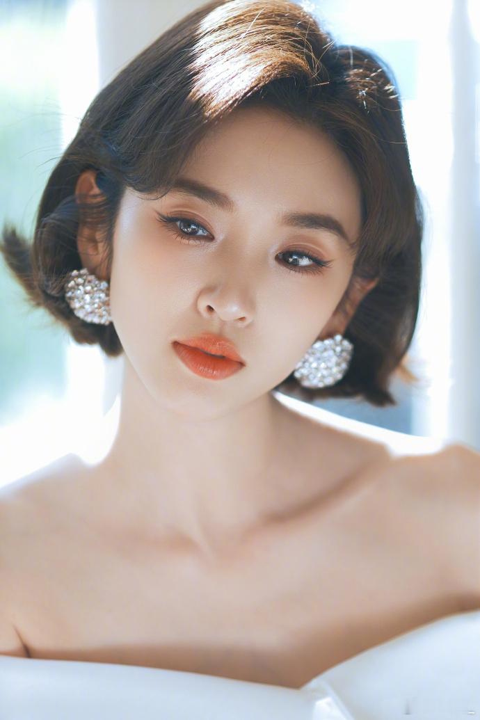 唐艺昕唐艺昕四公胆小鬼造型唐艺昕最适合女团妆的人来了四公整体造型清爽温柔，淡妆衬