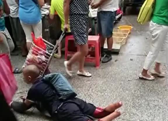 2016年，广州男子买菜时，偶遇双脚被截断的乞丐，仔细辨认下发现，这竟是失踪12