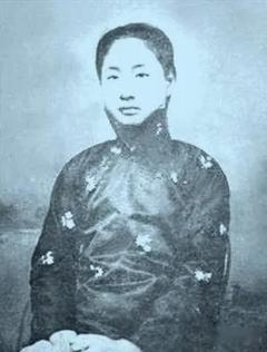 沈阳“懒婆娘”秘闻：竟是改变历史的侠妓小凤仙1949年沈阳，锅炉工李振海家的新媳