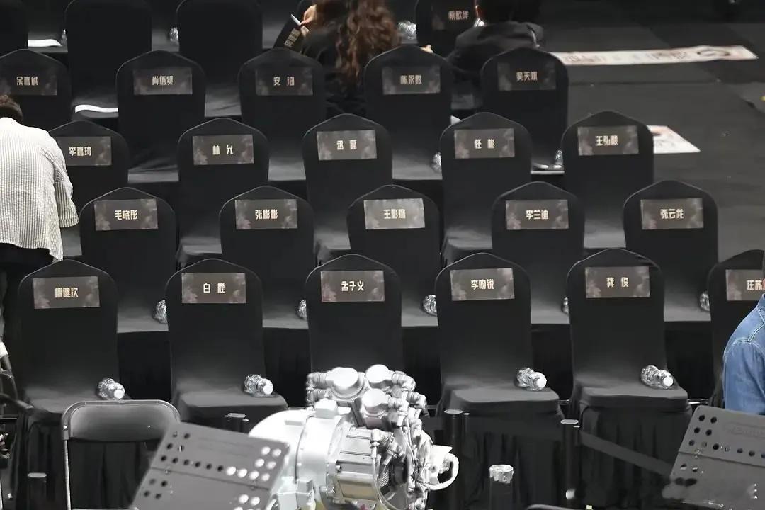 孟子义，李昀锐居中诶，龚俊白鹿两边靠了一代新人换旧人。内娱还是得炒cp，可怜我俊