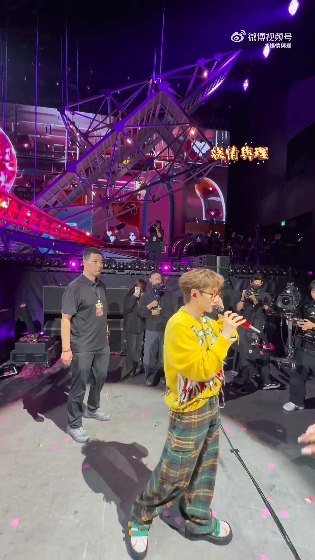 汪苏泷在演唱会上抱了妈妈羡慕嫉妒恨只持续了一秒，下一秒全员认婆婆！泷泷抱妈妈，我