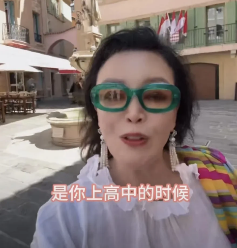 张兰喊话孙子孙女霖霖玥玥，到汪小菲上高中的地方一游！张兰还分享了汪小菲上学时候的