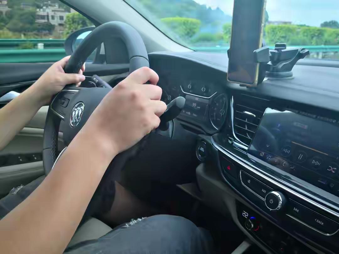 开车技术好有标准吗？这3点能做到，你就是老司机里的“高手”1.预判性驾驶