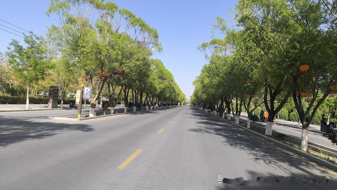 来到甘肃的敦煌和嘉峪关，我发现这边真的美得不像样，每天都有“雪花飘舞”，让人有点