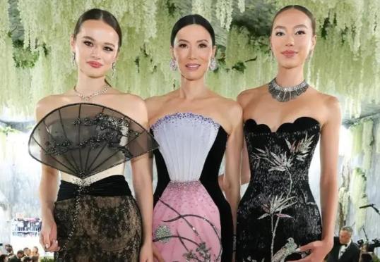 5月5日，网络上被邓文迪母女三人的消息刷屏，引发了网友们的广泛热议。事情的起
