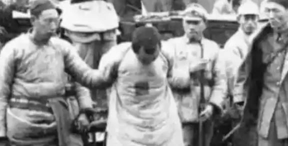 1950年，一次剿匪战斗中，一战士死死地盯住了女尼姑丰满的胸脯，排长不禁气得青筋