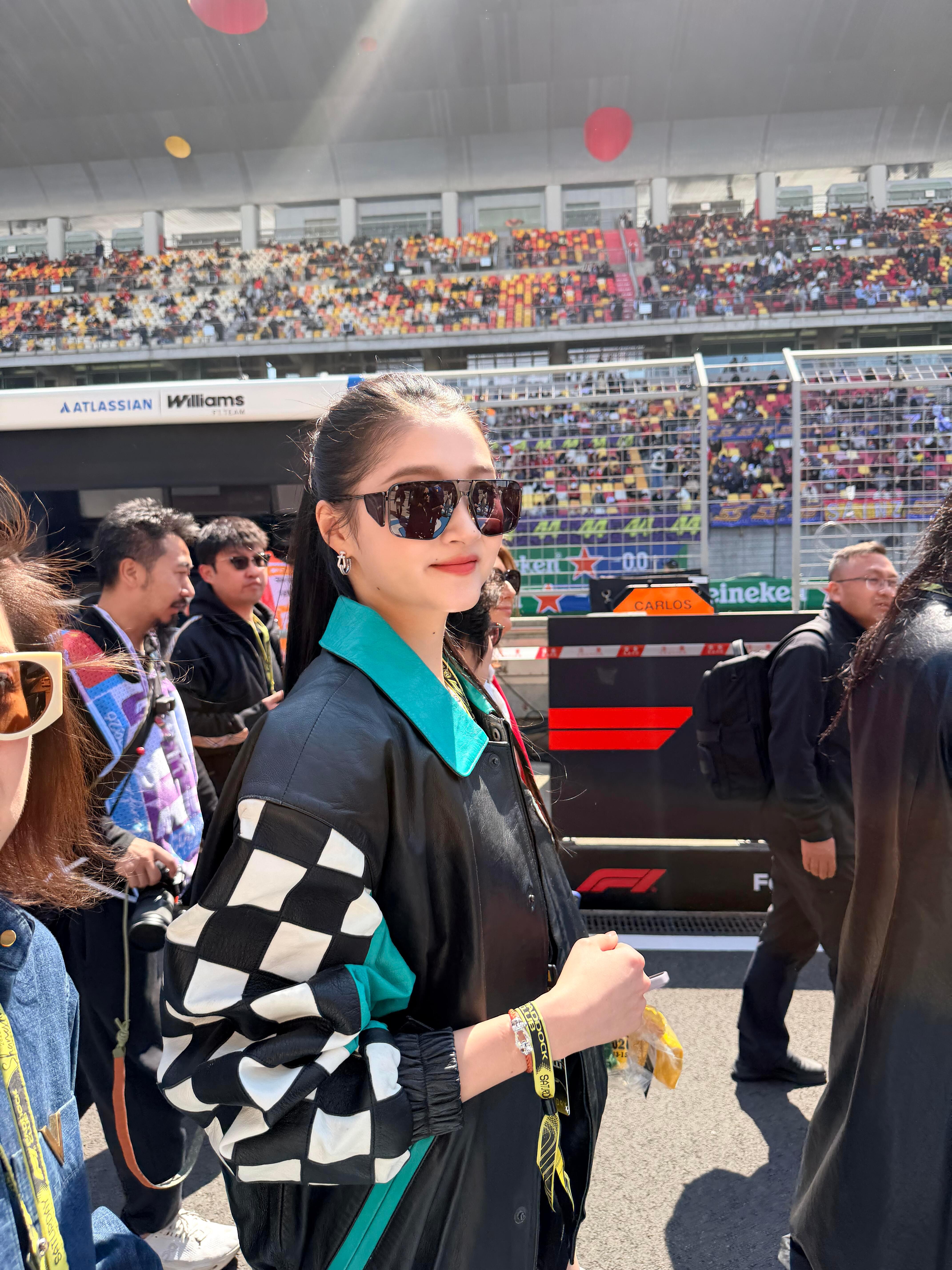 关晓彤参加上海F1大奖赛活动墨镜高马尾机车服大长腿，超酷的❗️