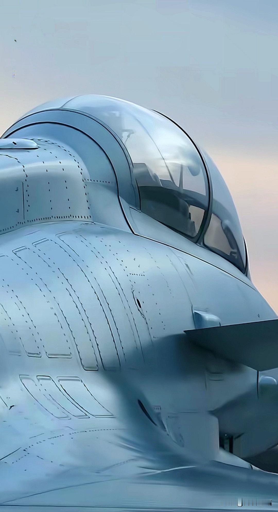 歼-10露出坚实的背肌，展示连续曲面浑然一体丝滑的翼身融合设计。翼身融合是歼-1