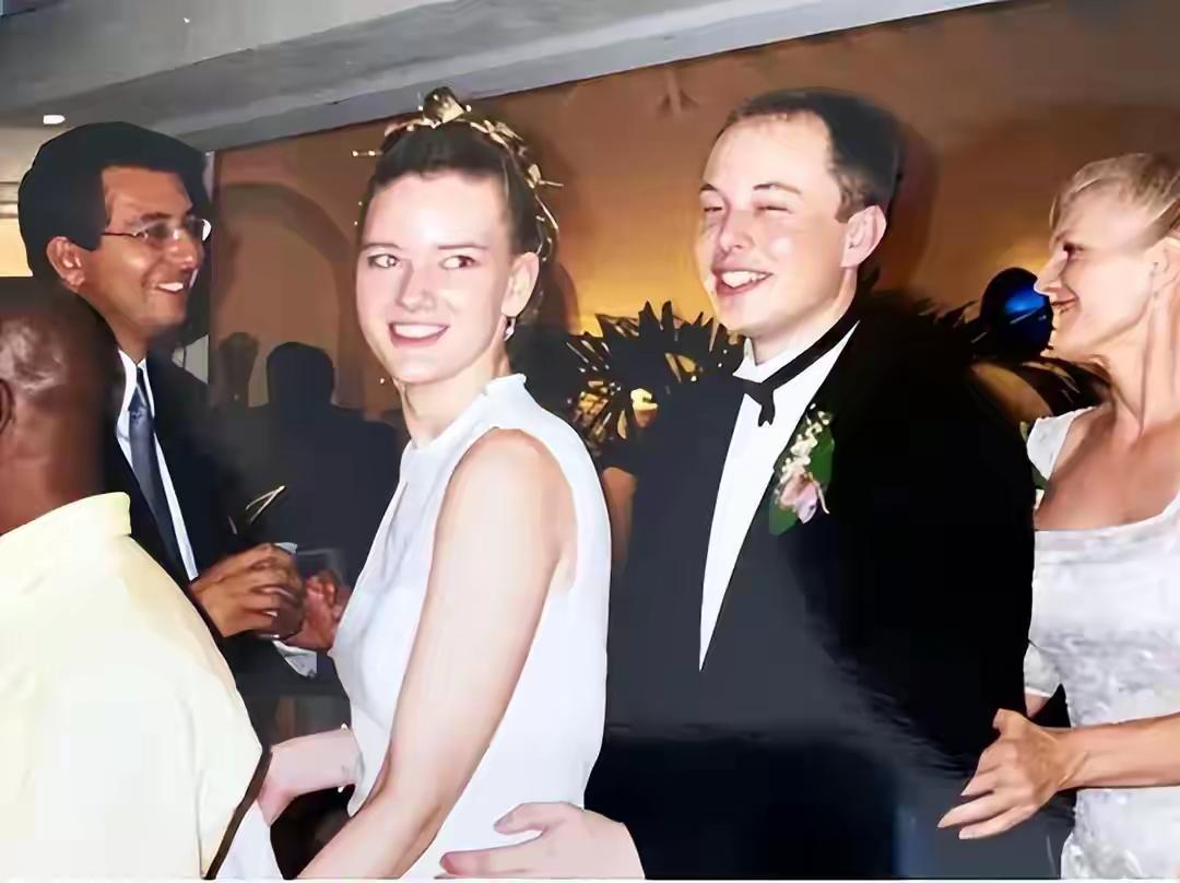 马斯克第一任前妻和第二任前妻长得有那么一点点像，看来年轻时的他就喜欢这款女人，她