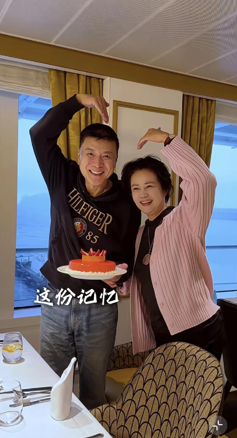 最美上官婉儿茹萍在油轮上给二婚老公庆生，让人动容。3月30日是演员刘之冰63