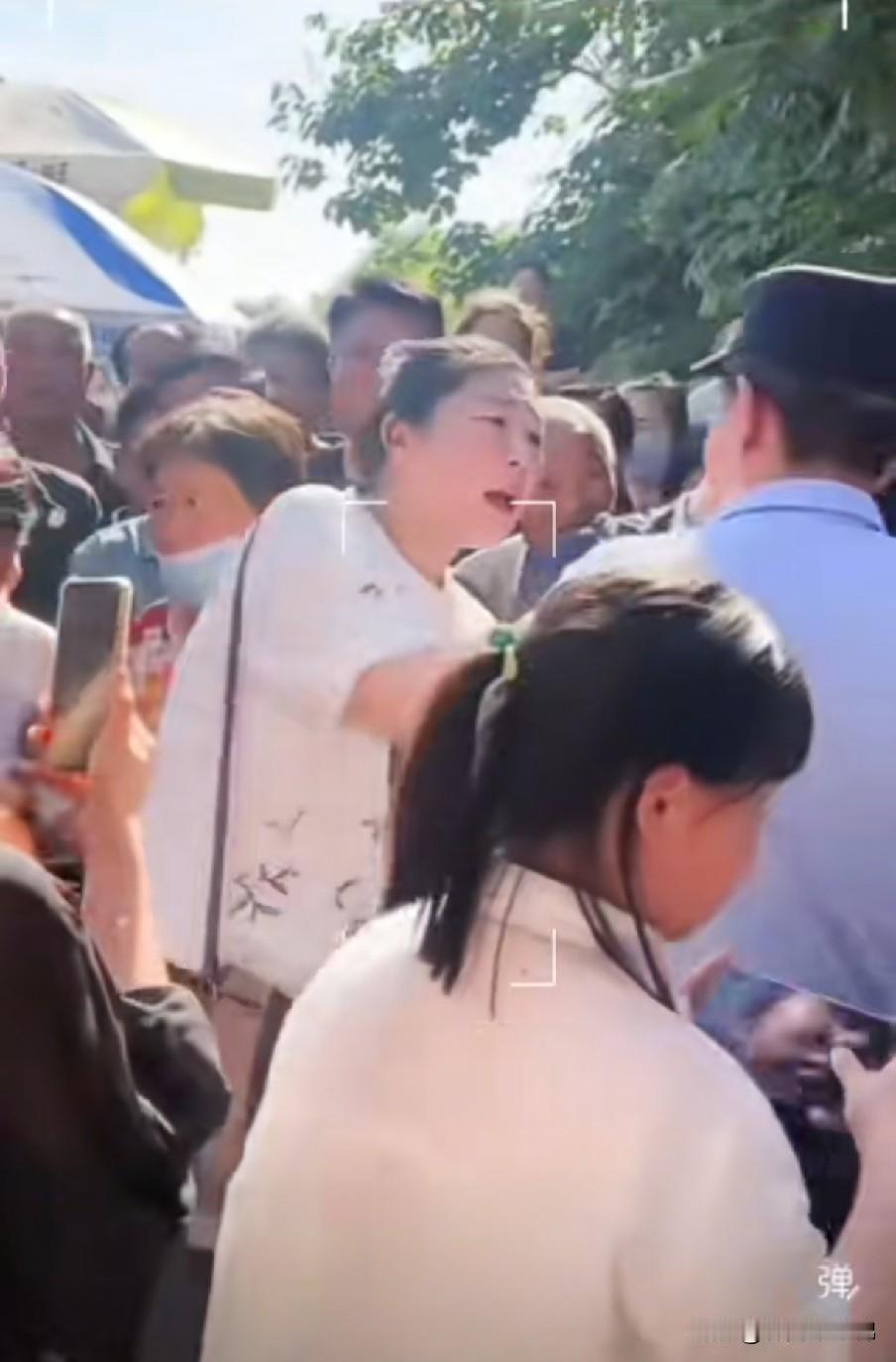 不是，李雨禅咋想的啊，竟然跑到白良村樱桃节现场去搞事情？这下好了，惹怒村民被相宜