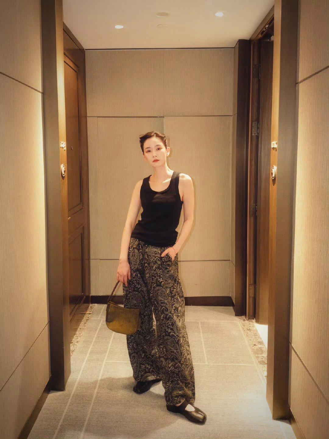 刘雅瑟,夜幕下的都市风情，尽收眼底。她的这两身穿搭可真好看，时尚都市风尽显，谁