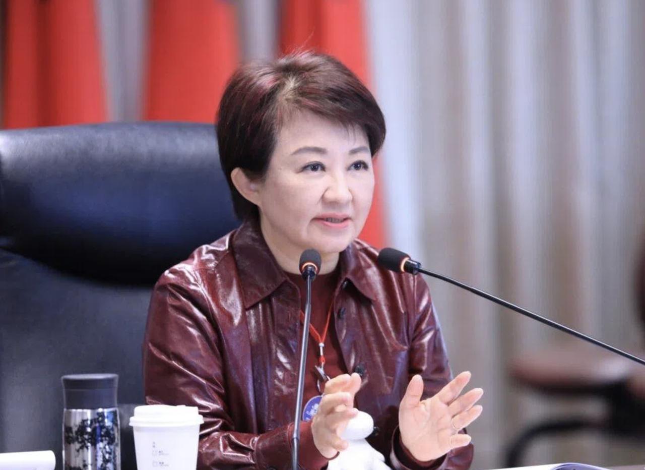 又听到一个劲爆消息。谢寒冰直播中说，他听到可靠消息：朱立伦正在串联至少12位国民