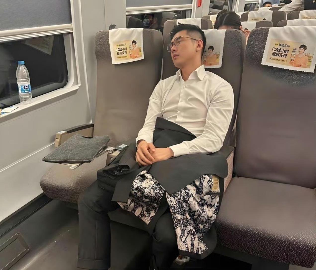 高铁上偶遇的帅哥，不要彩礼很多都愿意嫁吧！你觉得帅吗？​