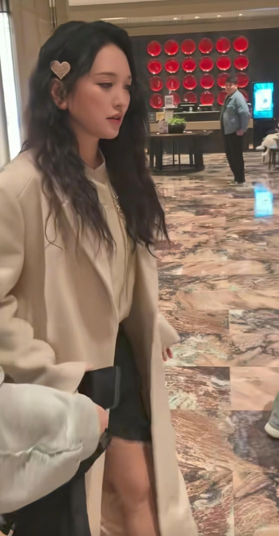 朋友线下见过金莎，回来直接被圈粉！她本人和镜头里反差超大，巴掌