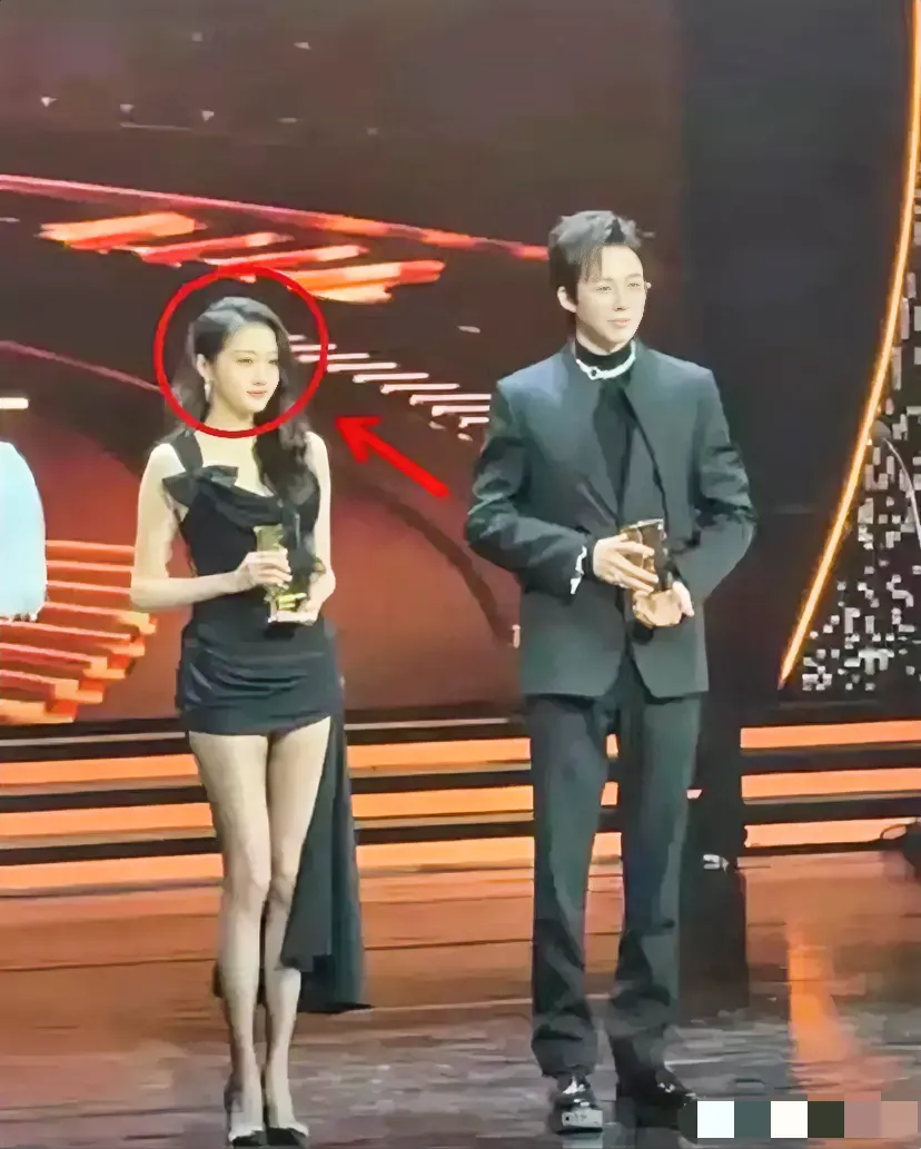 关晓彤成年人了，总感觉身体还没长开，看上去像个孩子……