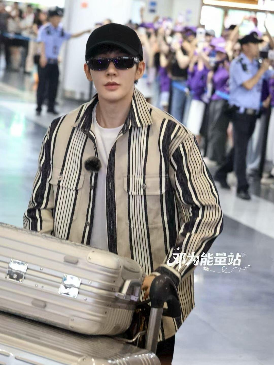 邓为素颜路透真的会被他的素颜惊艳到！骨相轮廓清晰利落，一点疲态都没有，清爽干净